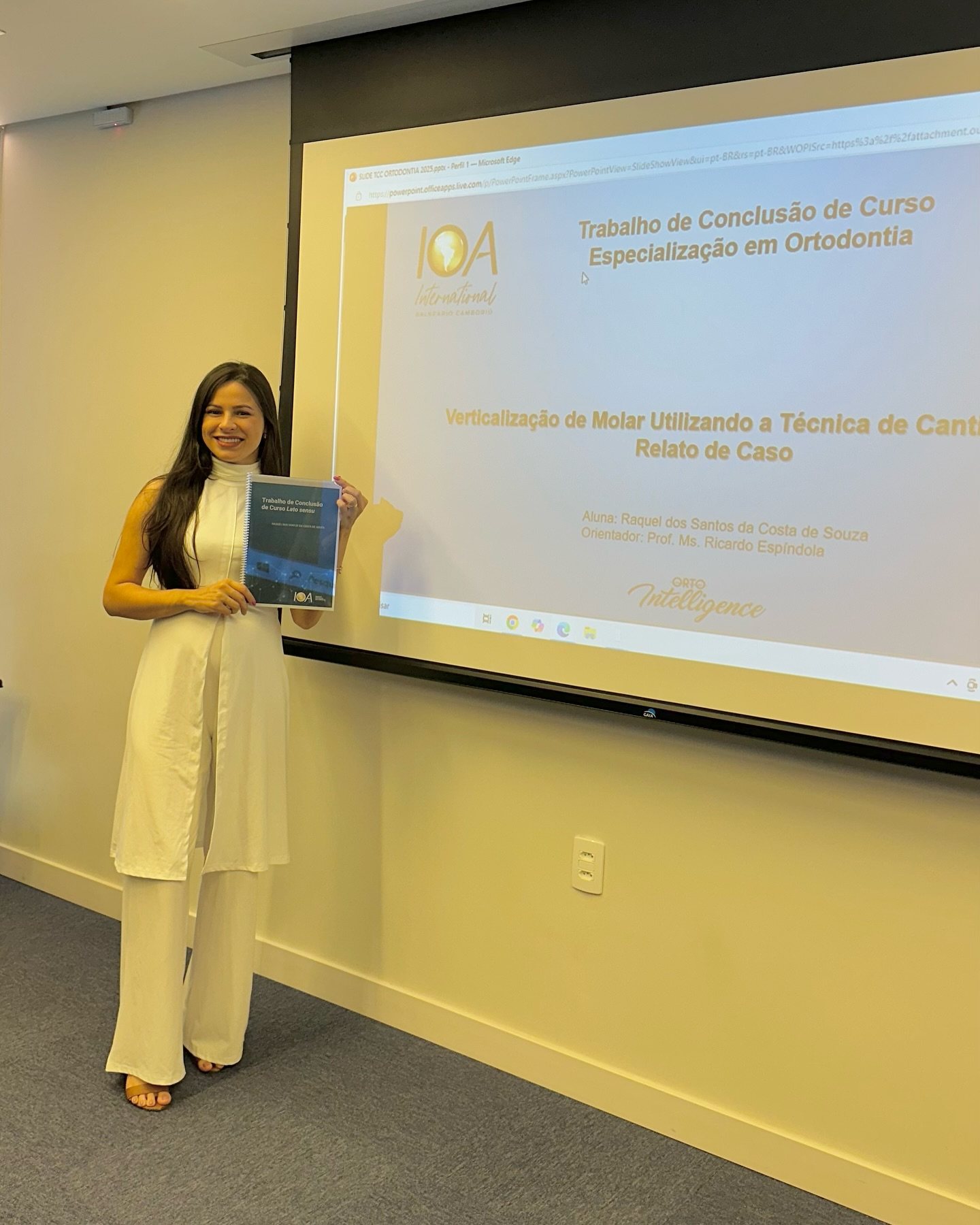 Dra. Raquel apresentando o trabalho de conclusão da Especialização em Ortodontia