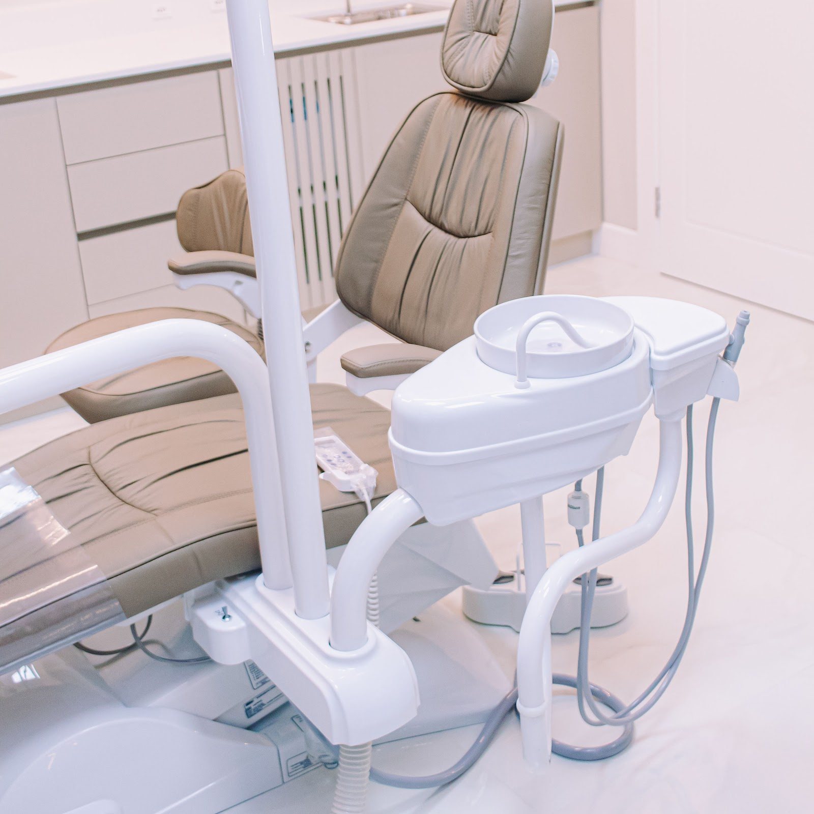 Sala de procedimento com cadeira odontológica e equipamentos